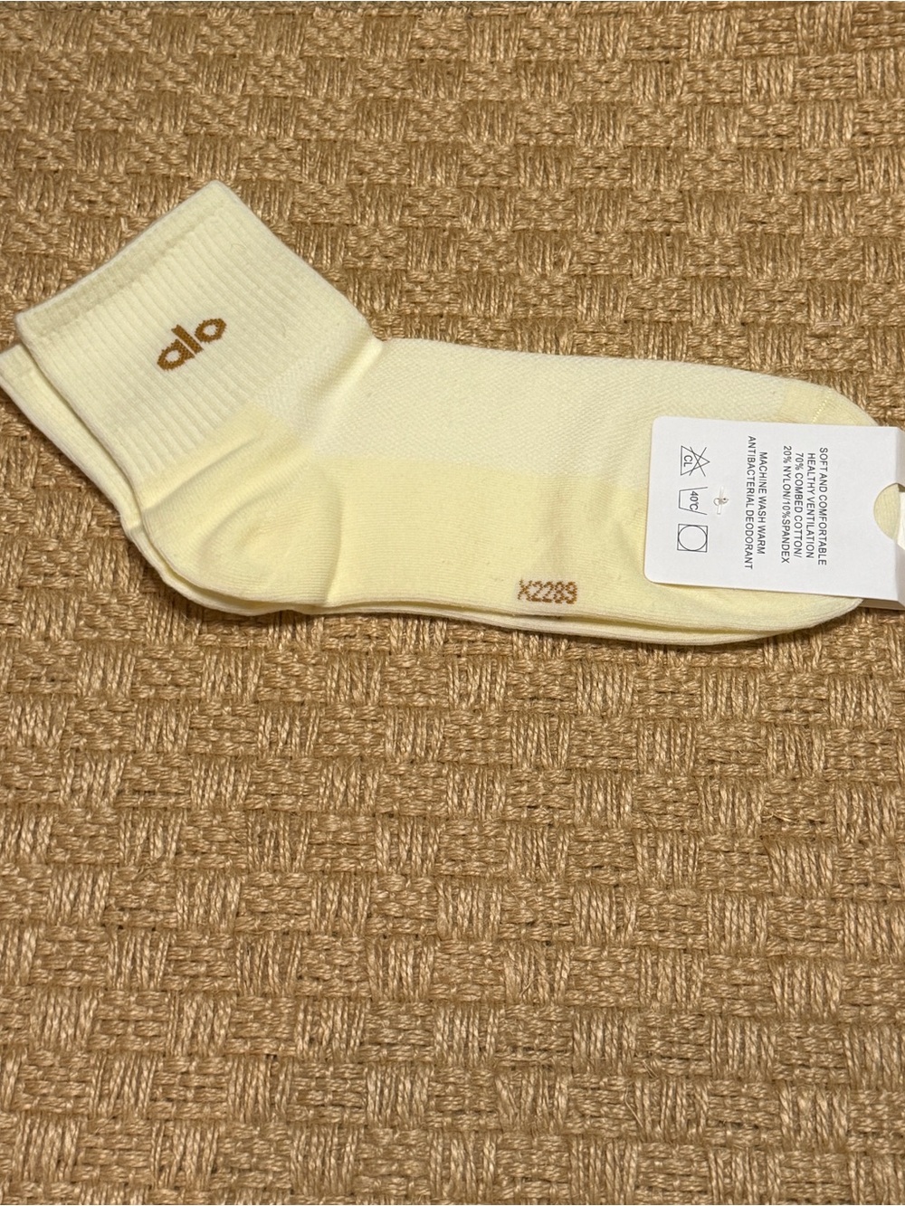 ALO Yoga Buttercup 3/4 Crew Athletic Socks (Unisex, size Medium) - Picture 2 of 3
